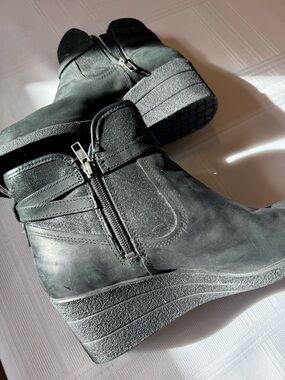 UGG Black Wedge Ankle Booties with Side Zip Sz 9